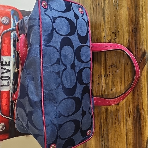 Coach Laura Kisslock 14940 GUC - Picture 5 of 12